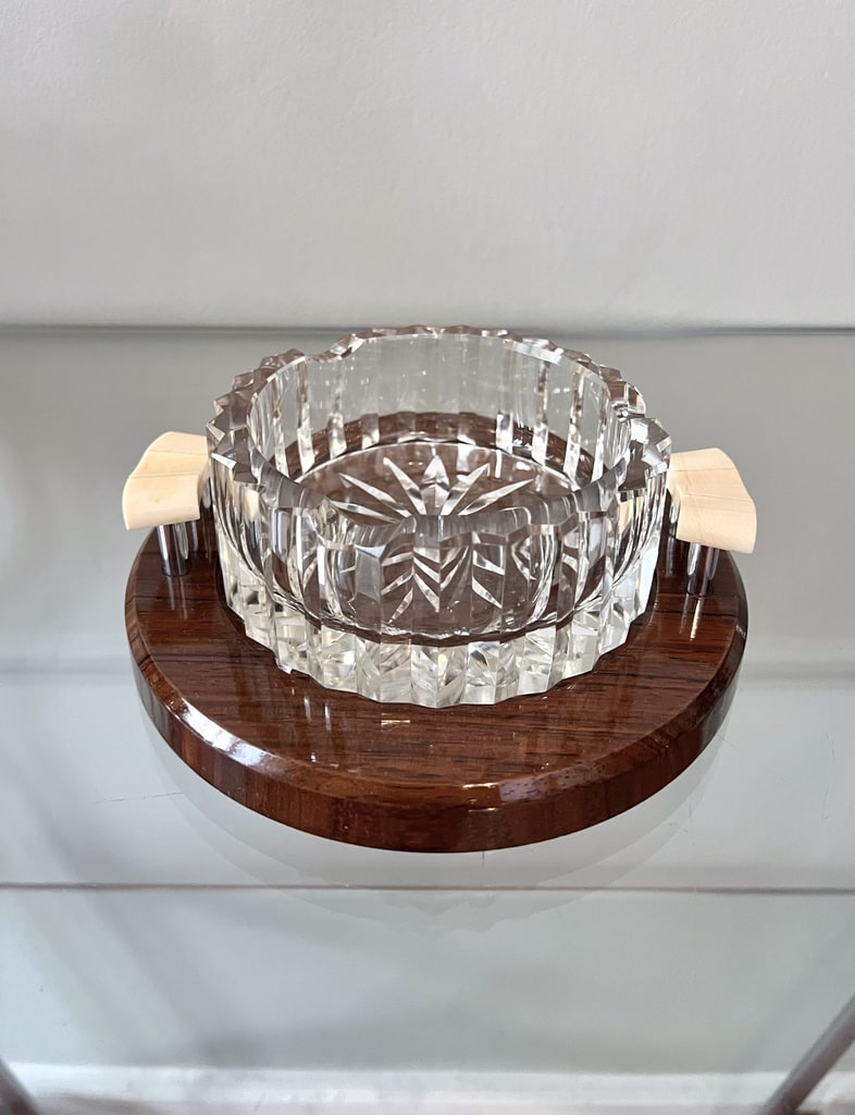 cendrier-en-cristal-monte-sur-plateau-bois-vernis-tampon-poignees-ivoire-et-chrome-style-art-deco-moderniste-objet-design-vintage-antiquaire-brocante