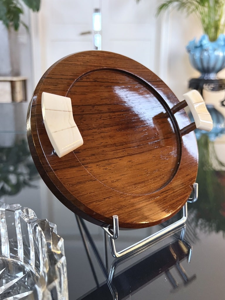 plateau-bois-noyer-vernis-tampon-poignees-chrome-et-ivoire-necessaire-fumeur-art-deco-moderniste-antiquaire-brocante