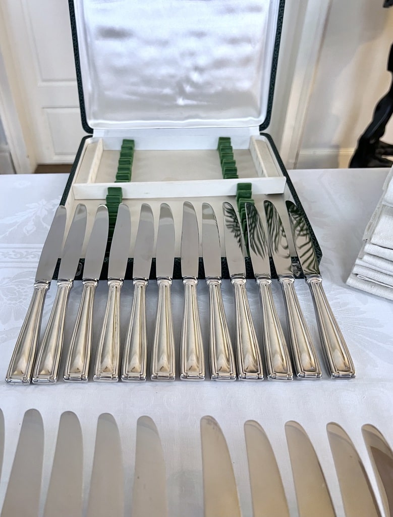 couteaux-de-table-art-deco-manche-metal-argente-lame-inox-entremets-service-de-table-ancien-argenterie-brocante-antiquaire