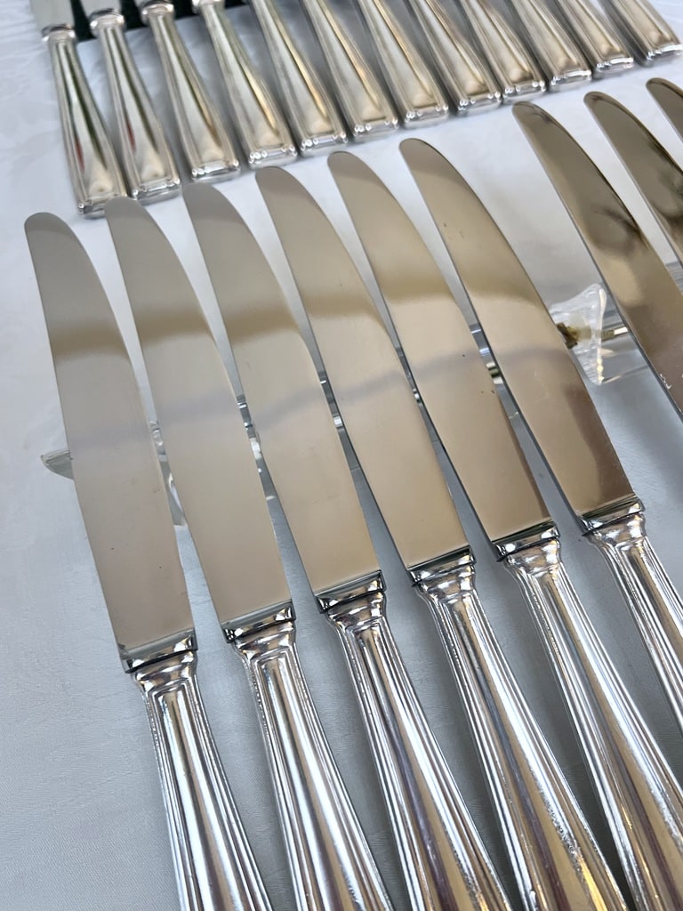 couteaux-de-table-anciens-en-metal-argente-lame-inox-coffret-couverts-de-table-art-deco-brocante-antiquaire-vaisselle-argenterie