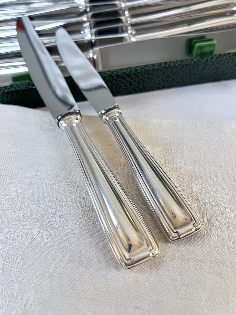 service-de-couteaux-de-table-et-entremets-art-deco-manche-metal-argente-lame-inox-couverts-anciens-brocante-vintage-argenterie-francaise-antiquaire