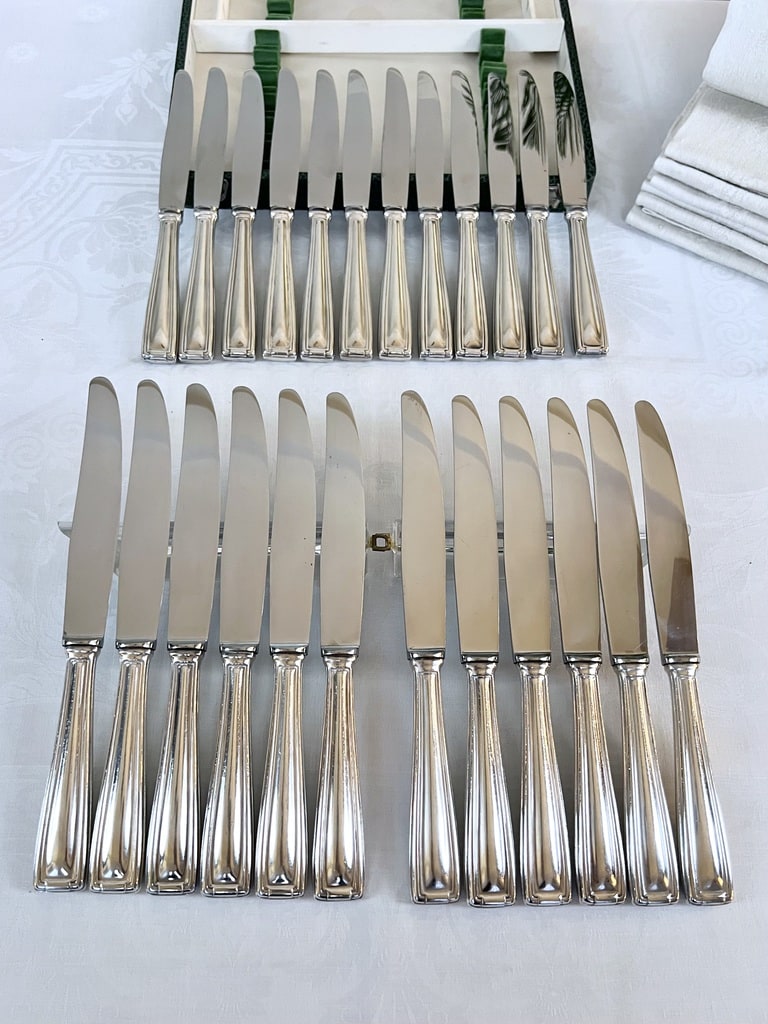 service-couteaux-metal-argente-couverts-anciens-lame-acier-inoxydable-style-1930-art-deco-brocante-antiquites-20e-siecle