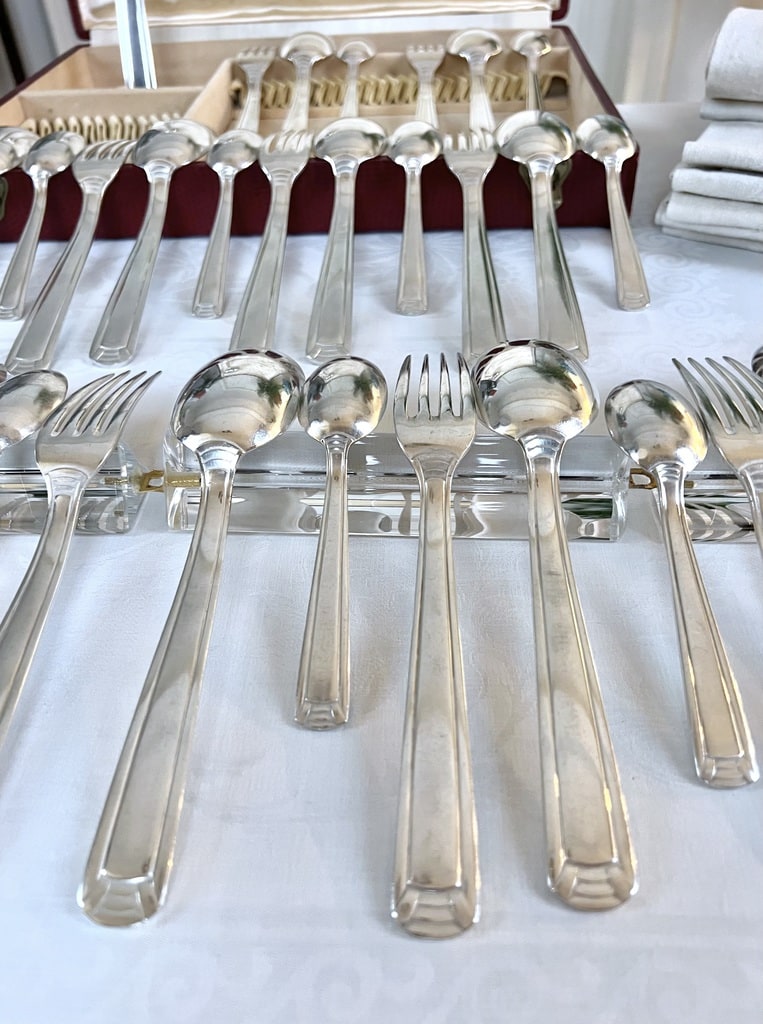 couverts-de-table-anciens-en-metal-argente-style-art-deco-1930-menagere-fourchettes-cuilleres-louche-service-de-table-brocante-antiquaire