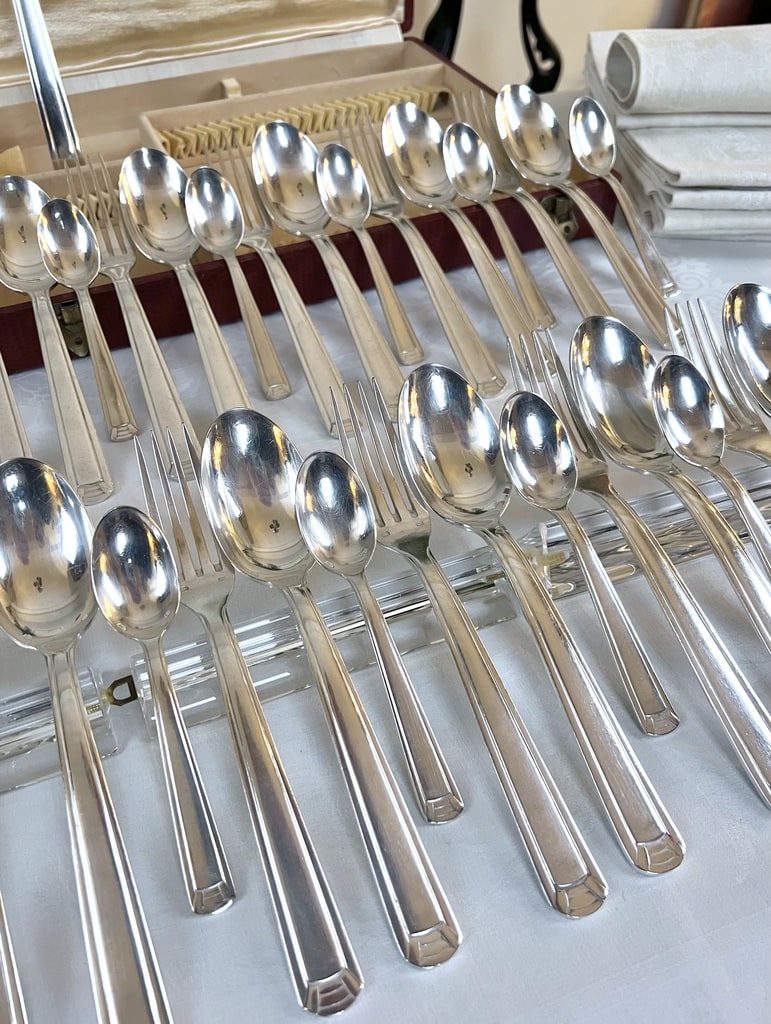 menagere-ancienne-en-metal-argente-epoque-art-deco-couverts-anciens-coffret-ecrin-vaisselle-vintage-brocante-antiquaire