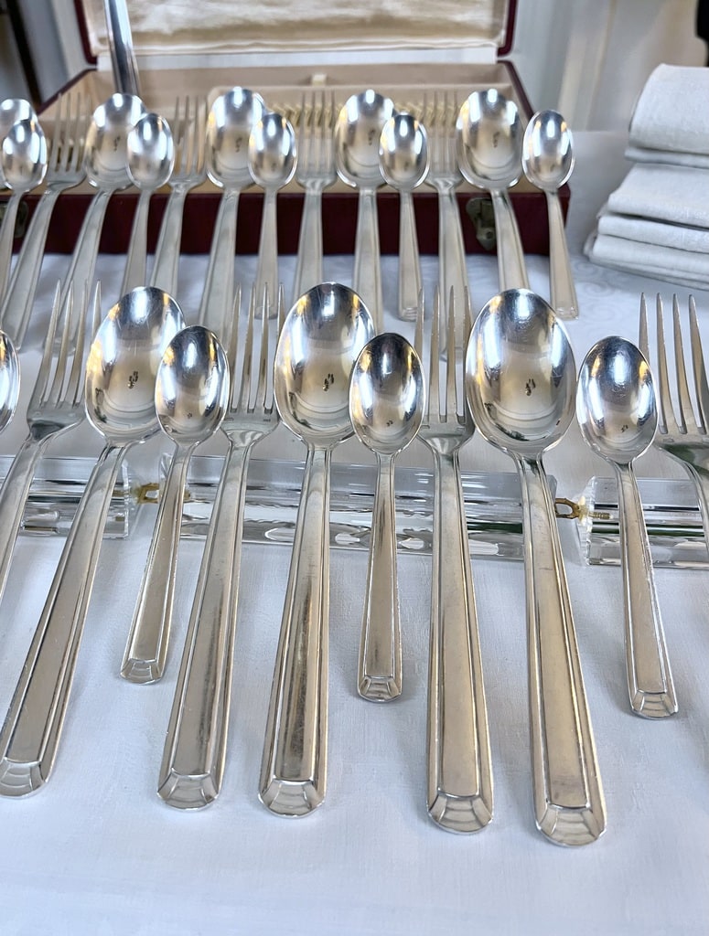 menagere-en-metal-argente-style-art-deco-couverts-modernes-1930-vaisselle-ancienne-brocante-antiquaire-francais