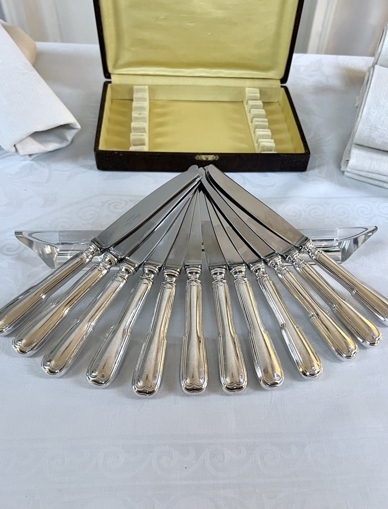 couteaux-entremets-anciens-metal-argente-inox-argenterie-couverts-vaisselle-vintage-brocante-antiquaire