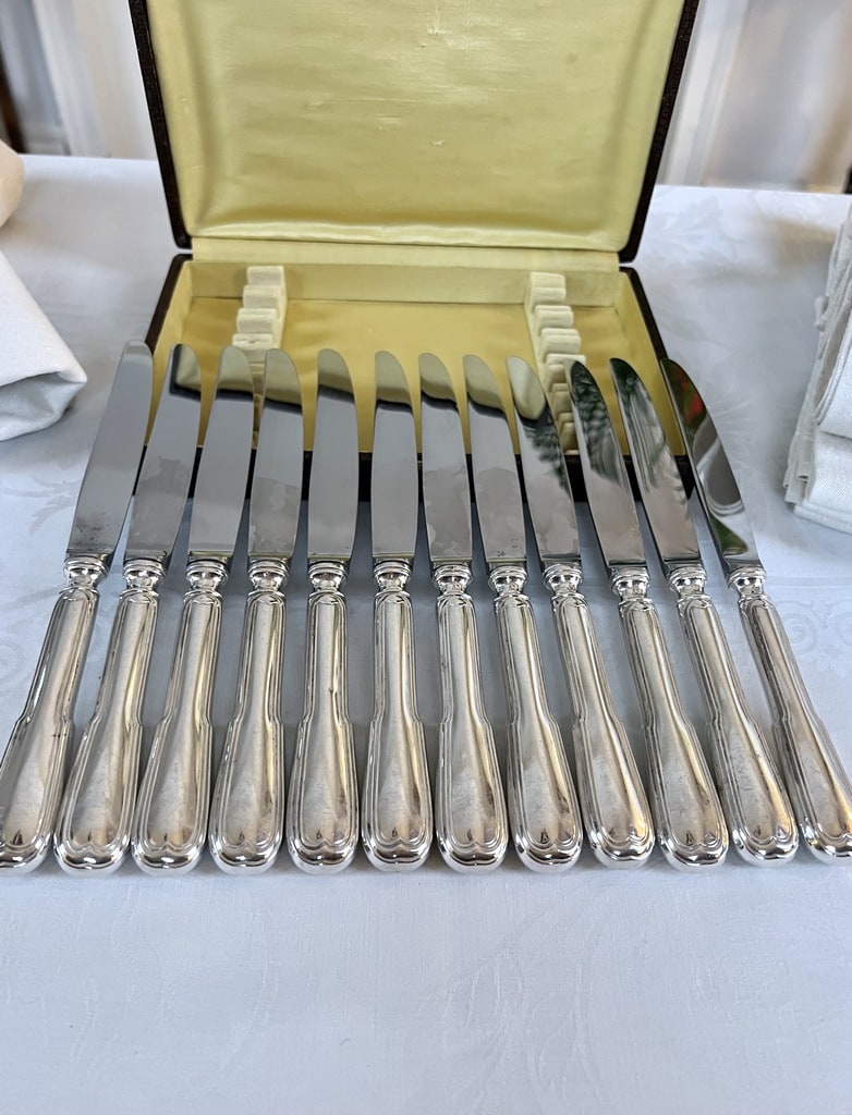 couteaux-entremets-anciens-metal-argente-lame-innox-modele-aux-filets-brocante-antiquaire-art-de-la-table