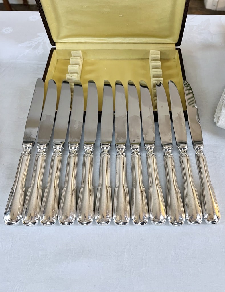couteaux-entremets-metal-argente-modele-aux-filets-argenterie-ancienne-brocante-antiquaire-art-de-la-table
