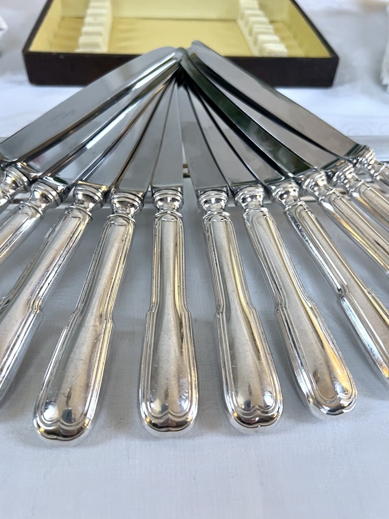 couteaux-entremets-modele-filets-manche-metal-argente-lame-inox-coffret-argenterie-menagere-brocante-antiquaire