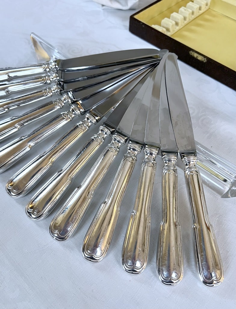 couteaux-entremets-modele-aux-filets-metal-argente-lame-acier-inoxydable-argenterie-couverts-antiquaire-brocante