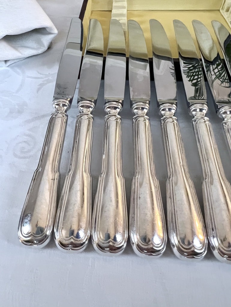 couteaux-entremets-en-metal-argente-lames-inox-argenterie-couverts-anciens-menagere-antiquites-brocante-art-de-la-table