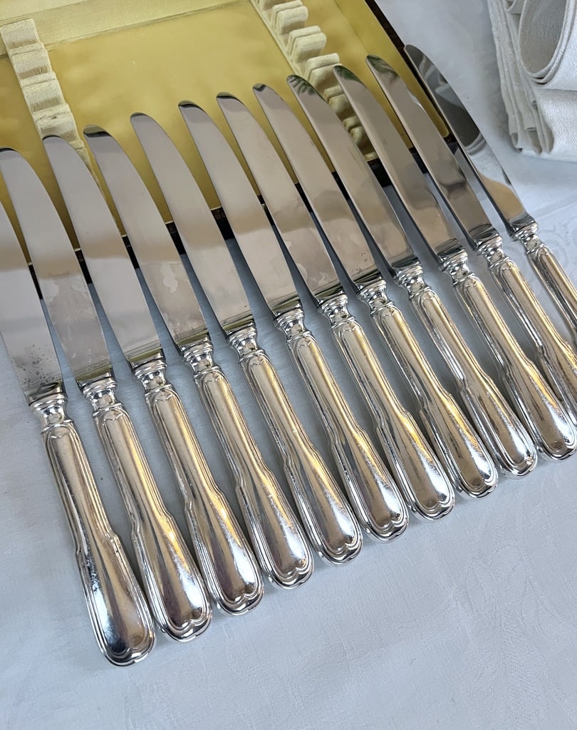 couteaux-entremets-manche-metal-argente-lame-inox-menagere-argenterie-ancienne-brocante-antiquaire