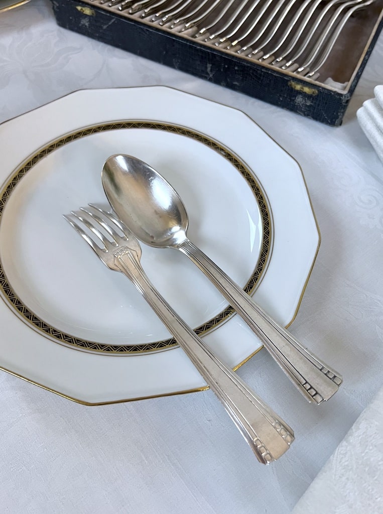 couverts-anciens-argenterie-porcelaine-art-de-la-table-francais-antiquaire-brocante-vintage-vaisselle-moderne