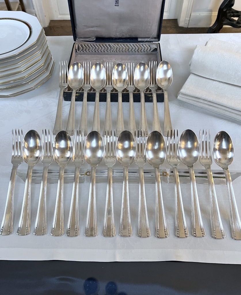 couverts-anciens-en-metal-blanc-roux-marquiand-epoque-art-deco-vaisselle-vintage-brocante-antiquaire