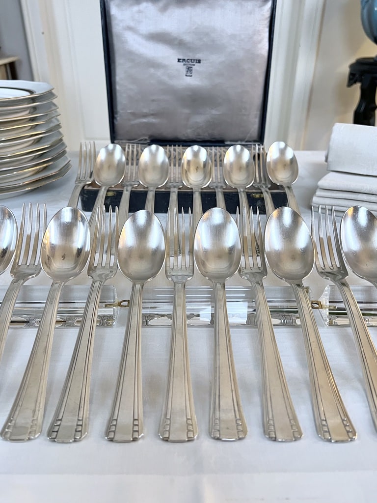 couverts-art-deco-metal-blanc-roux-marquiand-fourchette-cuillere-vaisselle-ancienne-argenterie-brocante-vintage