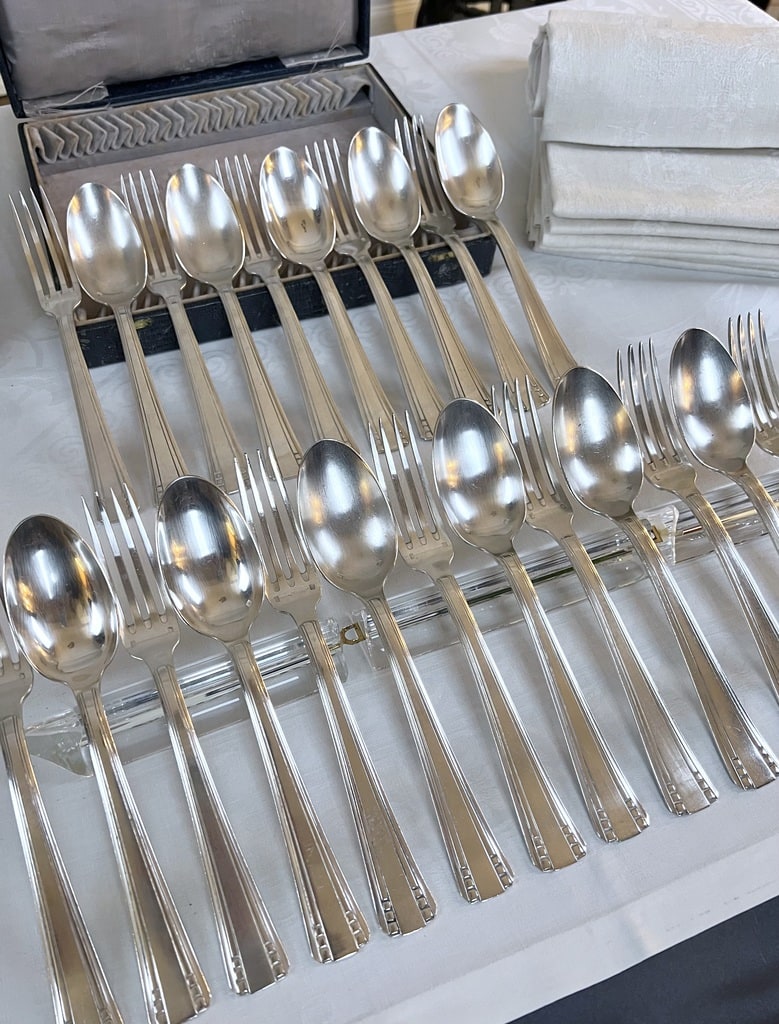 couverts-metal-blanc-roux-marquiand-menagere-art-deco-vaisselle-vintage-brocante-en-ligne