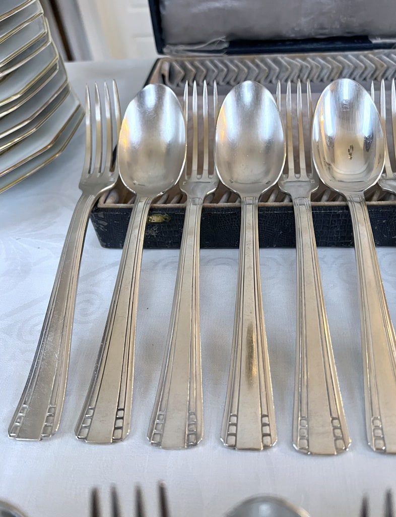 cuillere-a-potage-metal-blanc-roux-marquiand-couverts-art-deco-art-de-la-table-vintage-brocante-antiquaire.jpeg