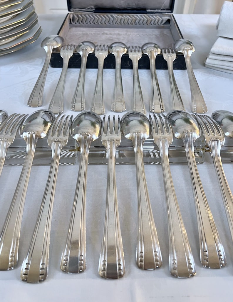 menagere-art-deco-metal-blanc-cuillere-potage-fourchette-couverts-anciens-brocante-antiquites.jpeg