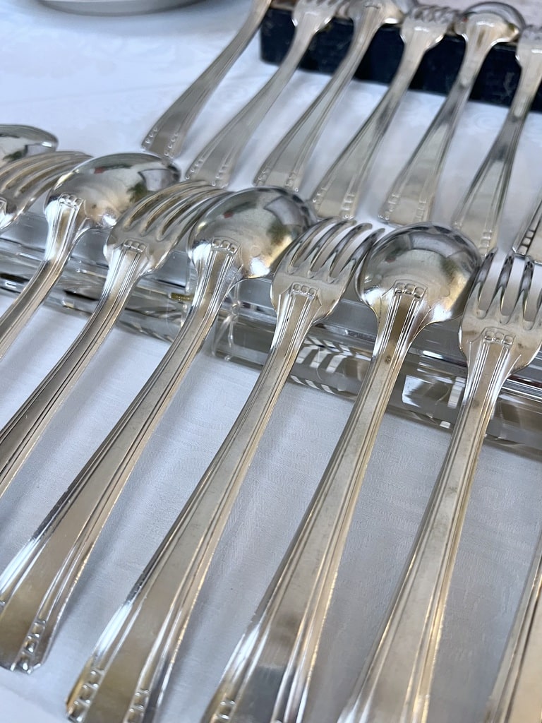 menagere-metal-blanc-couverts-anciens-roux-marquiand-fourchette-cuillere-potage-brocante-vaisselle