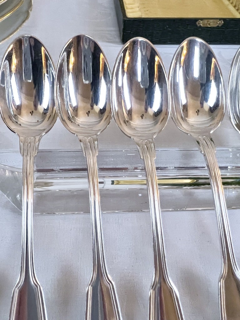 Série de 12 cuillères à moka en métal doré, le cuilleron figurant une feuille nervurée, la spatule grain de caf - Boisgirard Antonini