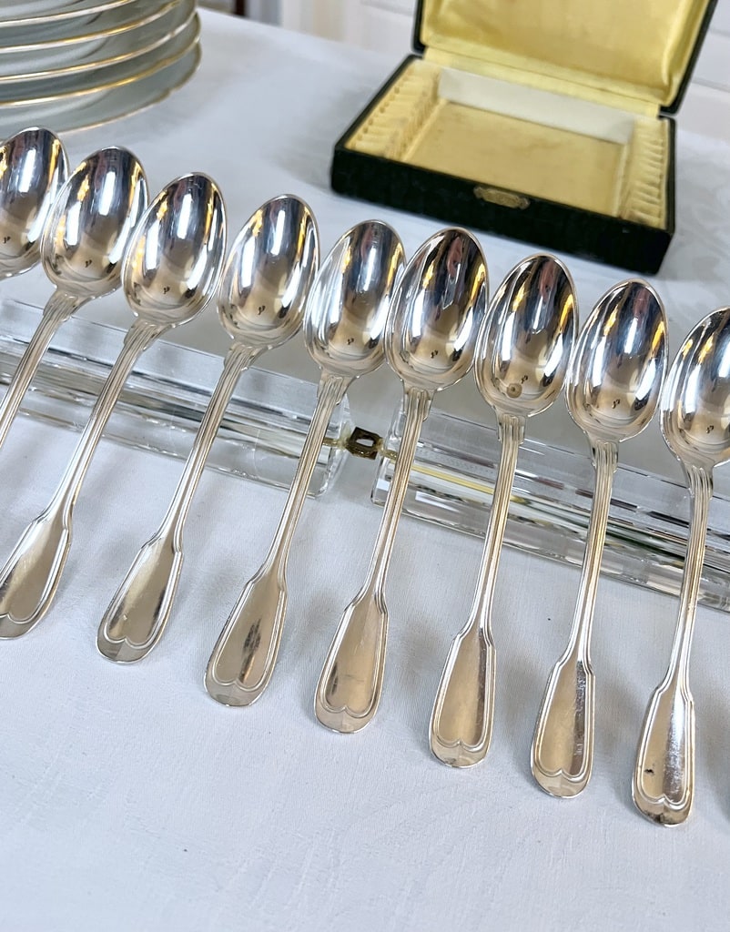 cuilleres-a-dessert-cafe-metal-blanc-alfenide-couverts-anciens-art-deco-1930-vaisselle-moderne-brocante-antiquaire-en-ligne