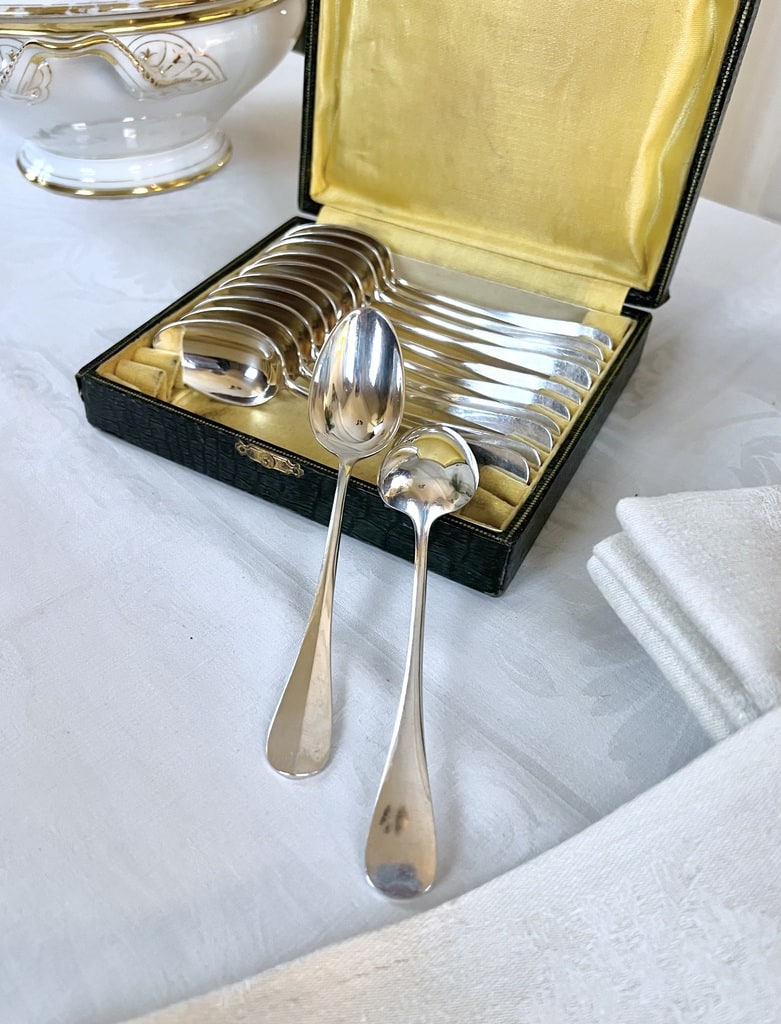 coffret-cuilleres-dessert-metal-blanc-antiquaire-brocante-art-de-la-table-ancien-couverts