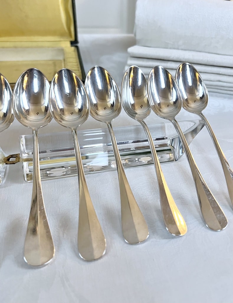 cuilleres-dessert-metal-blanc-couverts-anciens-menagere-art-de-la-table-brocante-en-ligne