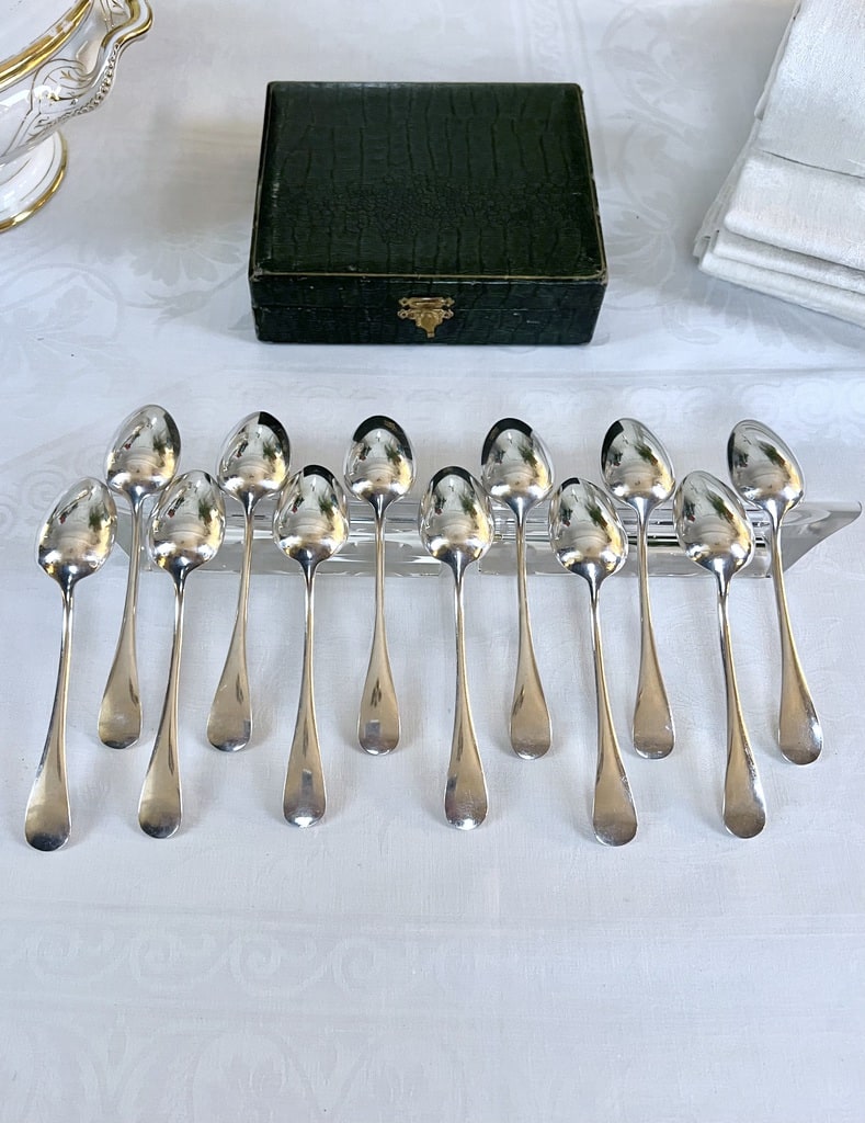 coffret-cuilleres-dessert-metal-blanc-menagere-ancienne-vaisselle-vintage-antiquites-brocante