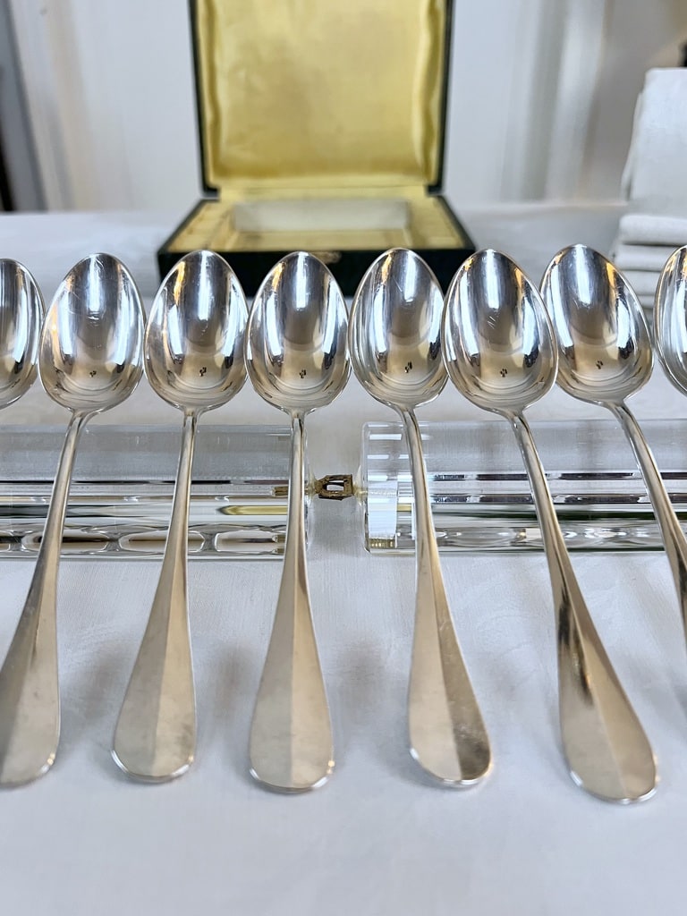 cuillères-a-cafe-metal-blanc-couverts-anciens-vaisselle-menagere-art-de-la-table-brocante