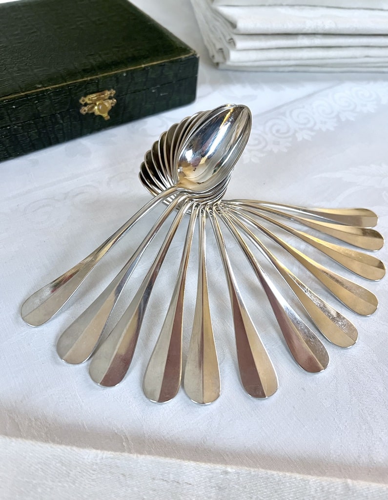 cuilleres-a-dessert-metal-blanc-menagere-ancienne-couverts-vintage-brocante-antiquaire-art-de-la-table-francais