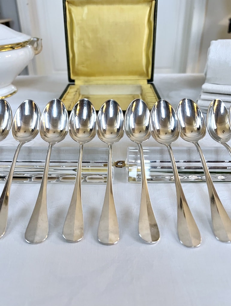 cuilleres-dessert-anciennes-metal-blanc-vaisselle-couverts-art-de-la-table-brocante-antiquites