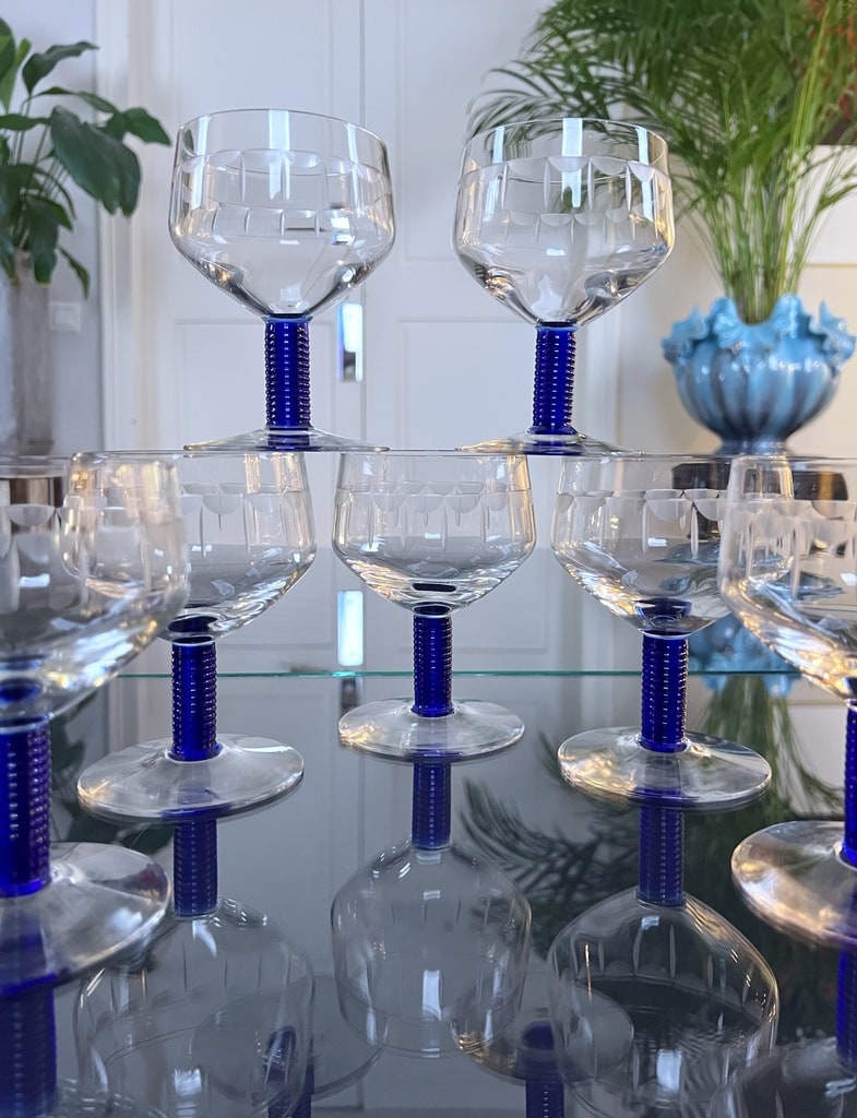verres-a-eau-vin-souffle-decor-grave-pied-bleu-style-art-deco-vaisselle-moderne-service-de-table-ancien-antiquites-brocante