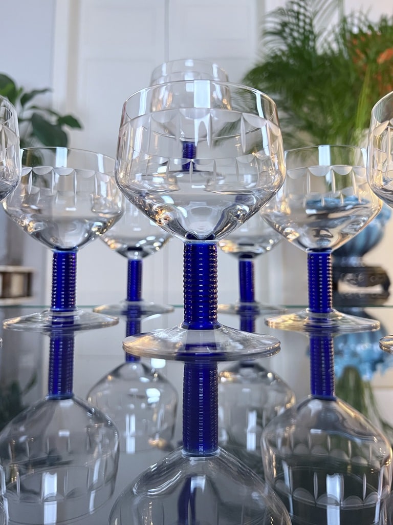 verres-eau-vin-art-deco-verre-bleu-souffle-decor-grave-service-de-table-moderne-vaisselle-vintage-brocante-antiquaire-france