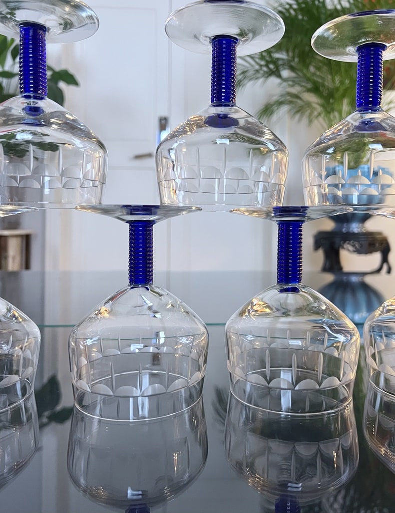 verres-souffles-decor-grave-pied-bleu-service-art-deco-style-moderne-antiquaire-france-brocante