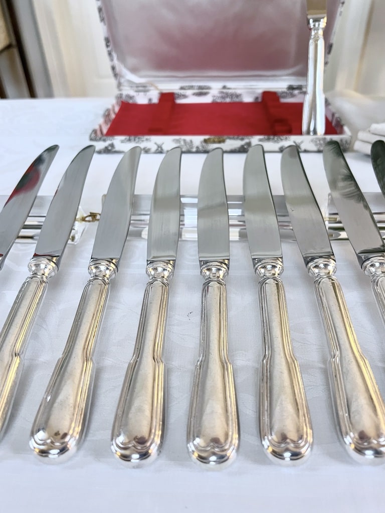 couteaux-de-table-couverts-anciens-manche-metal-argente-modele-filets-lames-acier-inoxydable-brocante-antiquaire-france