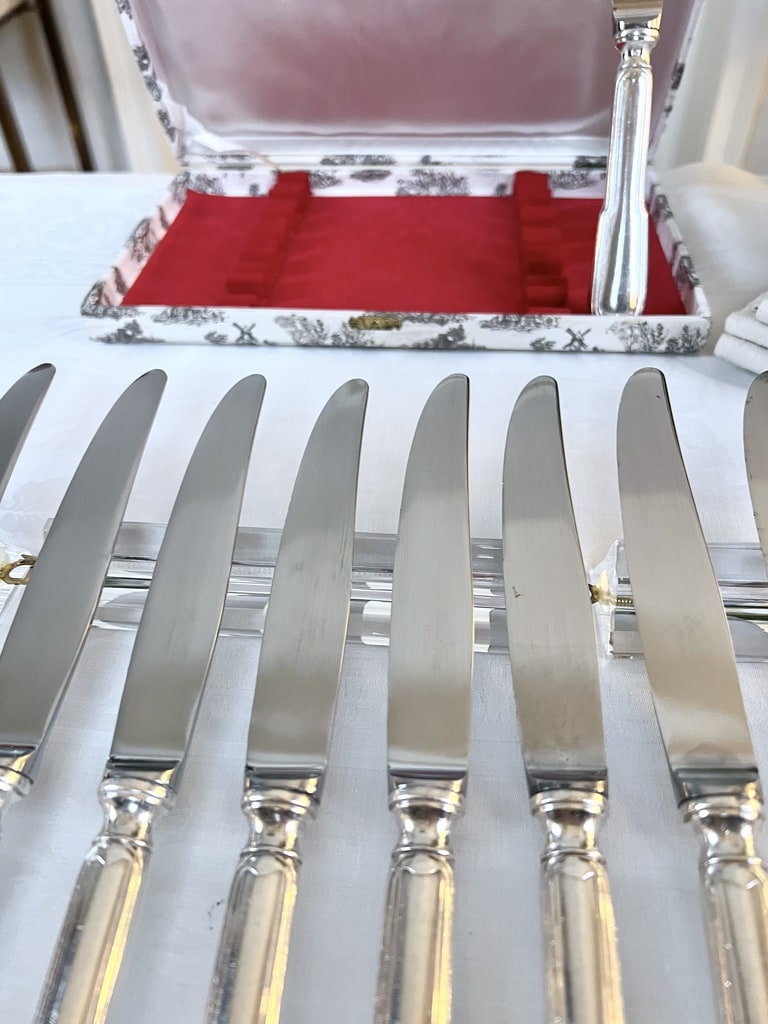 couteaux-anciens-lames-inox-manche-metal-argente-vaisselle-classique-francaise-art-de-la-table-antiquaire-brocante