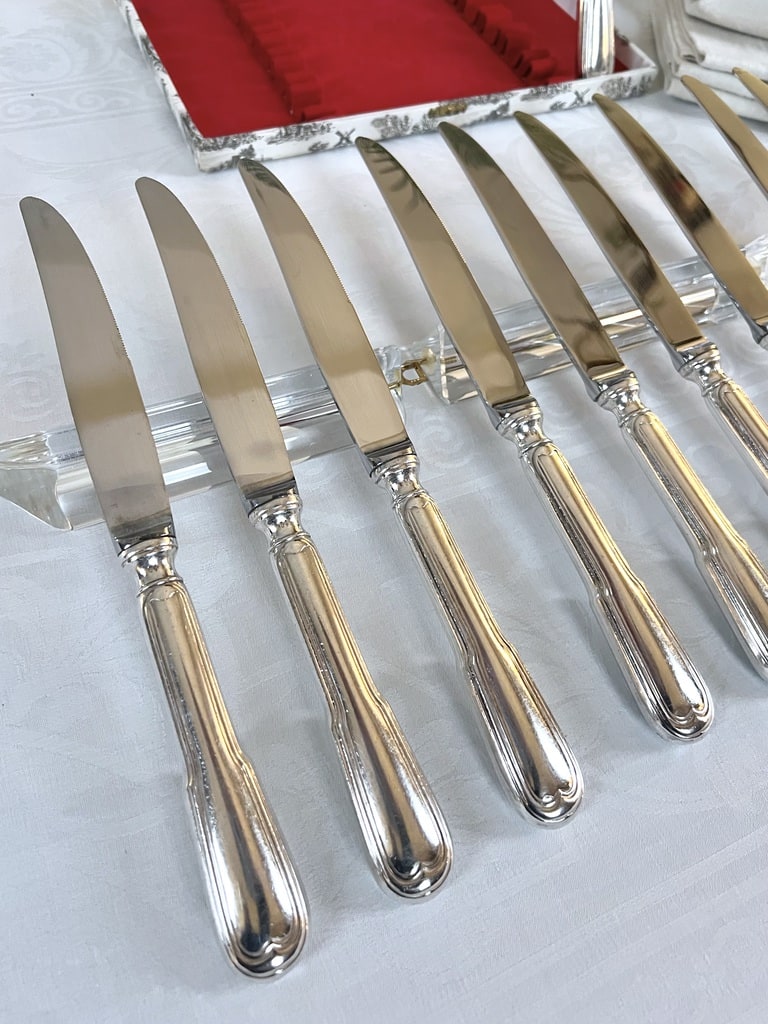 couteaux-de-table-modeles-aux-filets-manche-metal-argente-lames-inox-coffret-ecrin-menagere-ancienne-antiquaire-france-brocante-vaisselle