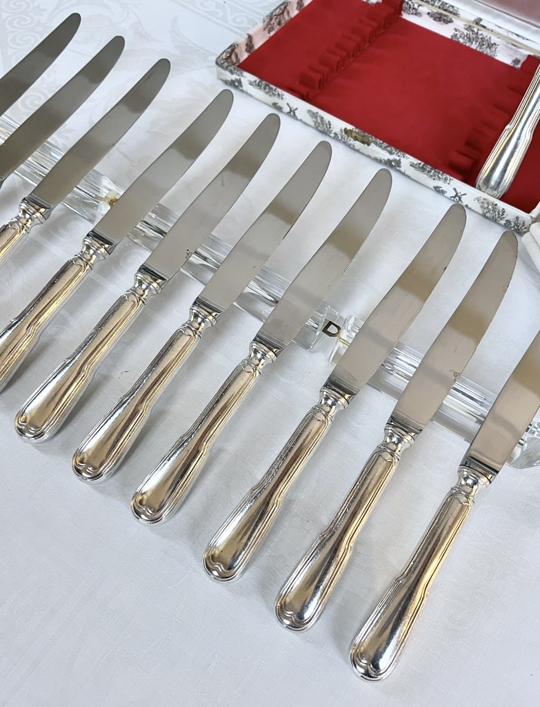 couteaux-de-table-manche-metal-argente-lame-inox-modele-filets-vaisselle-vintage-argenterie-antiquaire-brocante-en-ligne