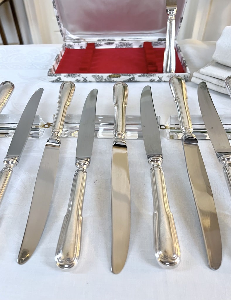 couteaux-metal-argente-et-inox-modele-filets-menagere-ancienne-argenterie-couverts-vaisselle-antiquaire-brocante-vintage
