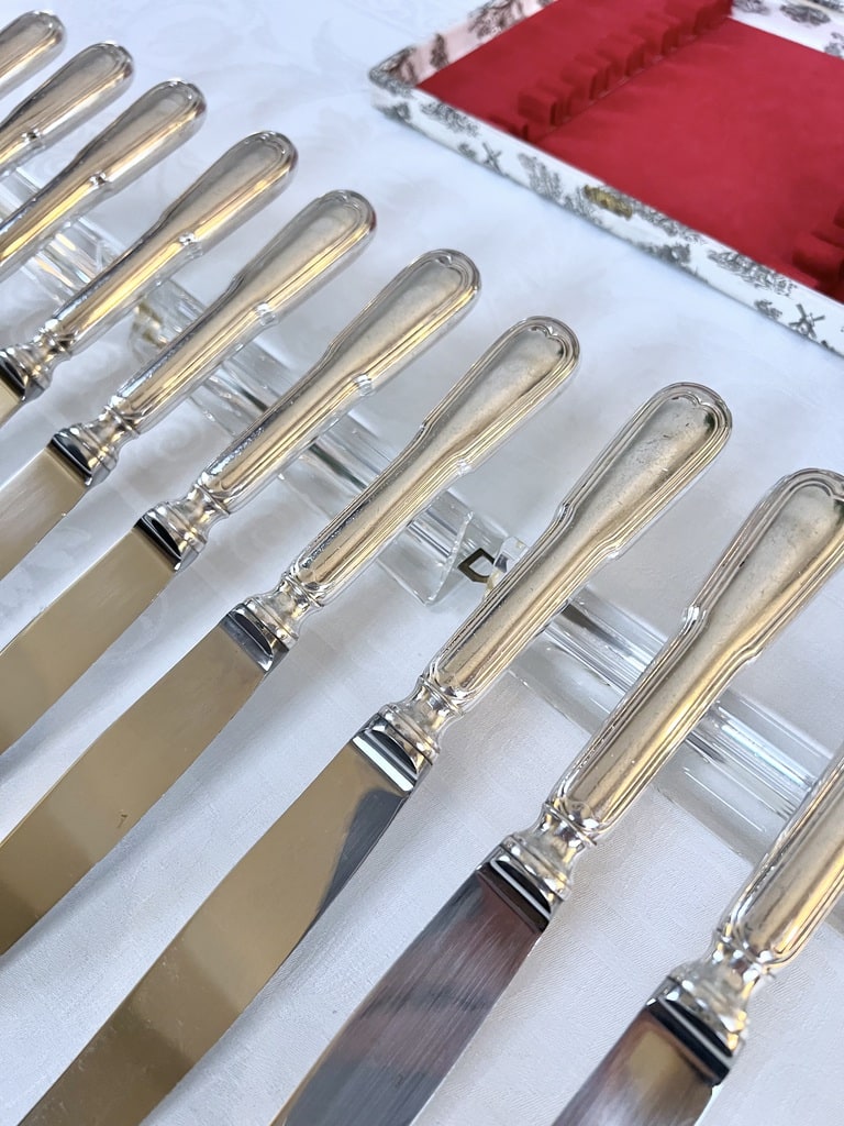 service-de-couteaux-de-table-metal-argente-lame-inox-modele-filets-coffret-ecrin-menagere-ancienne-argenterie-brocante-antiquites