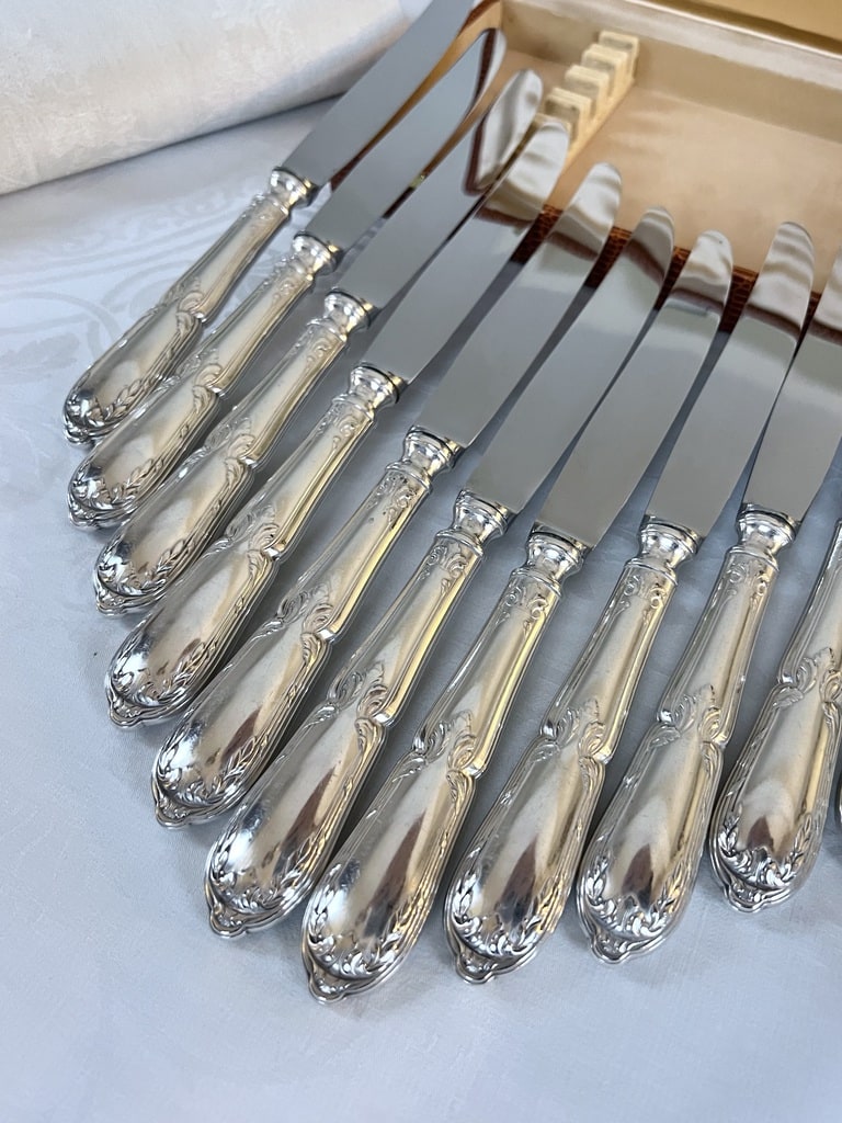 couteaux-de-table-anciens-manches-metal-argente-lame-inox-menagere-vintage-couverts-antiquaire-brocante