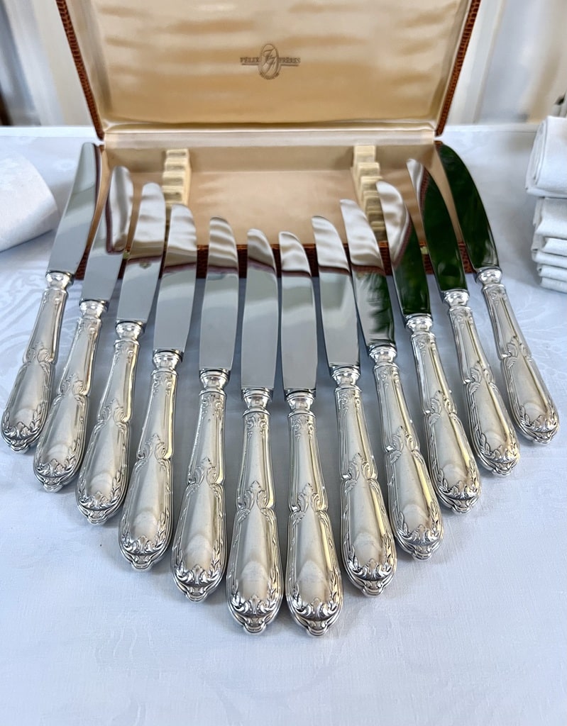 couteaux-de-table-anciens-metal-argente-et-inox-coffret-menagere-couverts-vaisselle-vintage-style-classique-antiquites-brocante-vintage