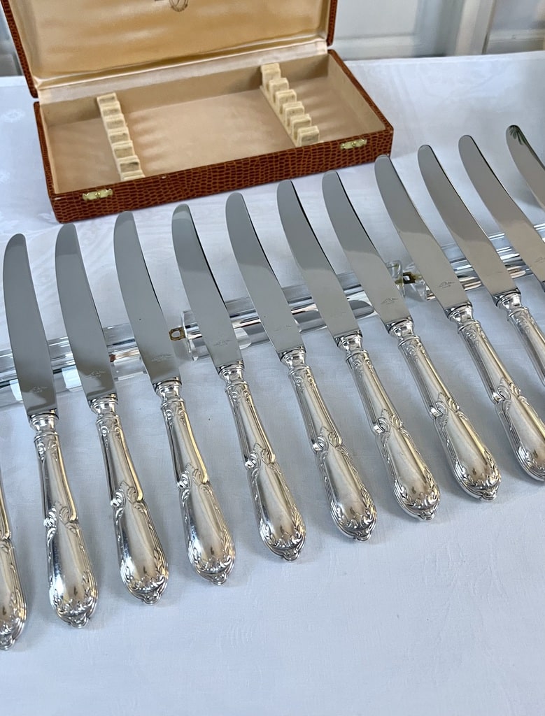 couteaux-de-table-metal-argente-coffret-menagere-ancienne-couverts-vintage-antiquaire-brocante-art-de-la-table-vaisselle