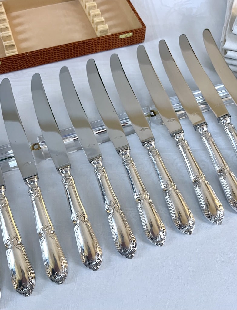 couteaux-de-table-en-metal-argente-menagere-ancienne-coffret-ecrin-couverts-style-classique-antiquaire-brocante