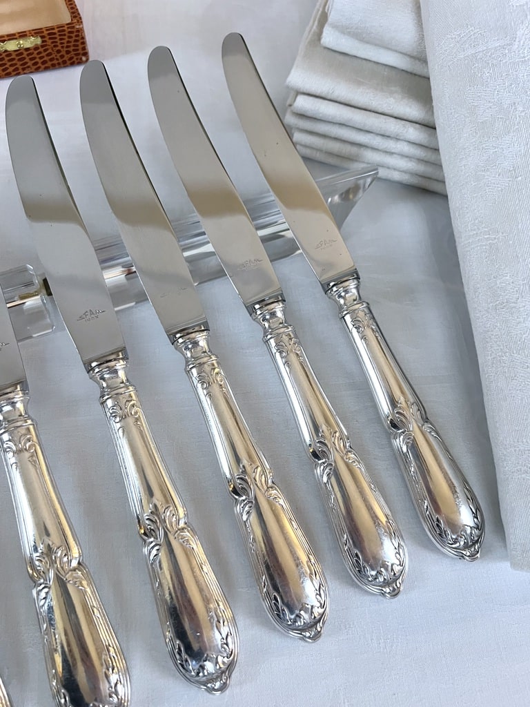 couteaux-manches-metal-argente-menagere-couverts-anciens-lames-acier-inoxydable-antiquaire-art-de-la-table-francais