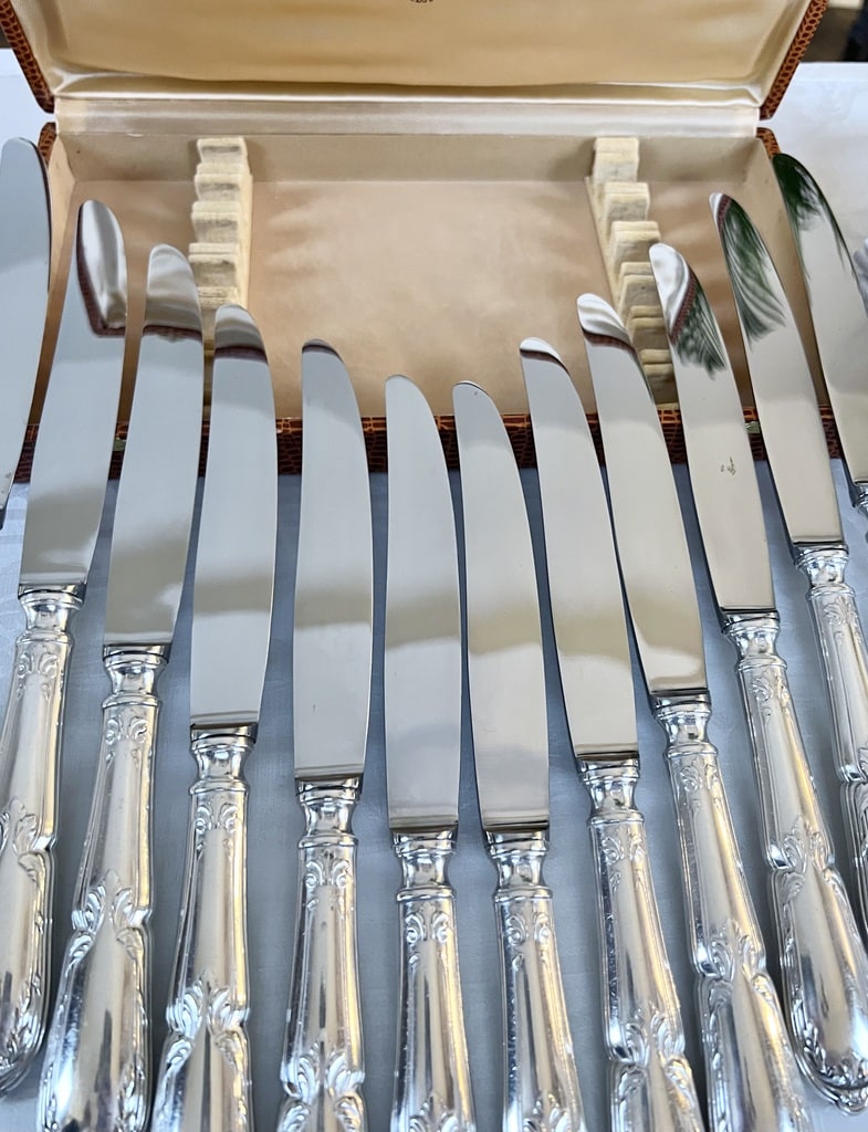couteaux-anciens-lames-acier-inoxydable-manches-metal-argente-menagere-ancienne-art-de-la-table-francais-brocante-antiquites