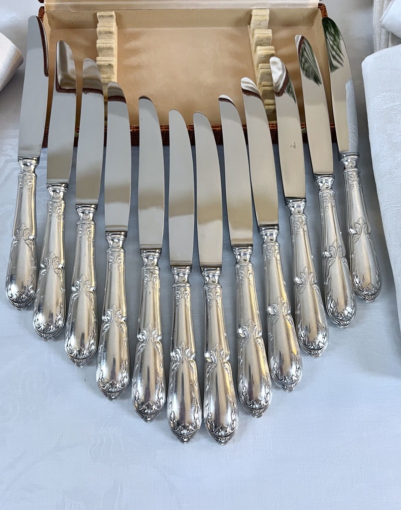 couteaux-vintage-metal-argente-coffret-menagere-couverts-art-de-la-table-france-antiquites-brocante-vintage