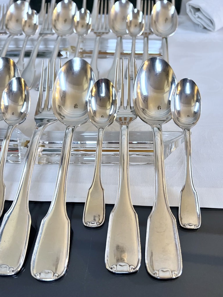 couverts-anciens-metal-argente-style-moderne-vintage-cuilleres-potage-fourchettes-argenterie-art-de-la-table-orfevre-francais-fionnet-antiquaire-brocante