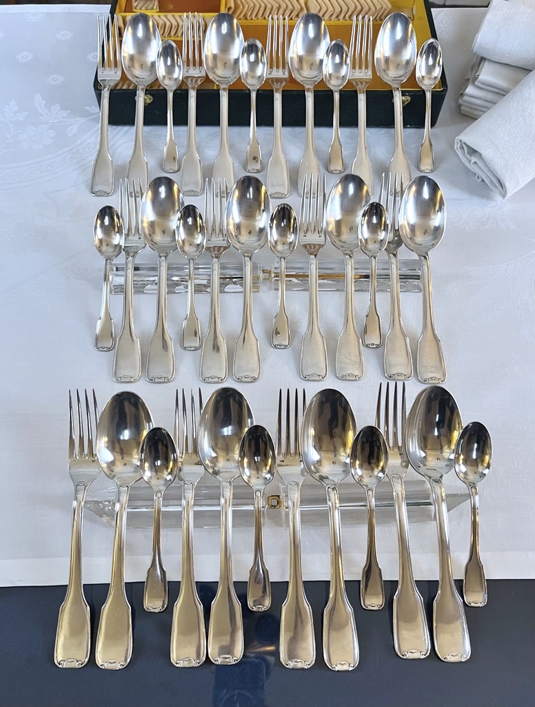 couverts-anciens-metal-argente-cuilleres-fourchettes-louche-argenterie-coffret-ecrin-rangements-brocante-antiquaire-art-de-la-table-francais