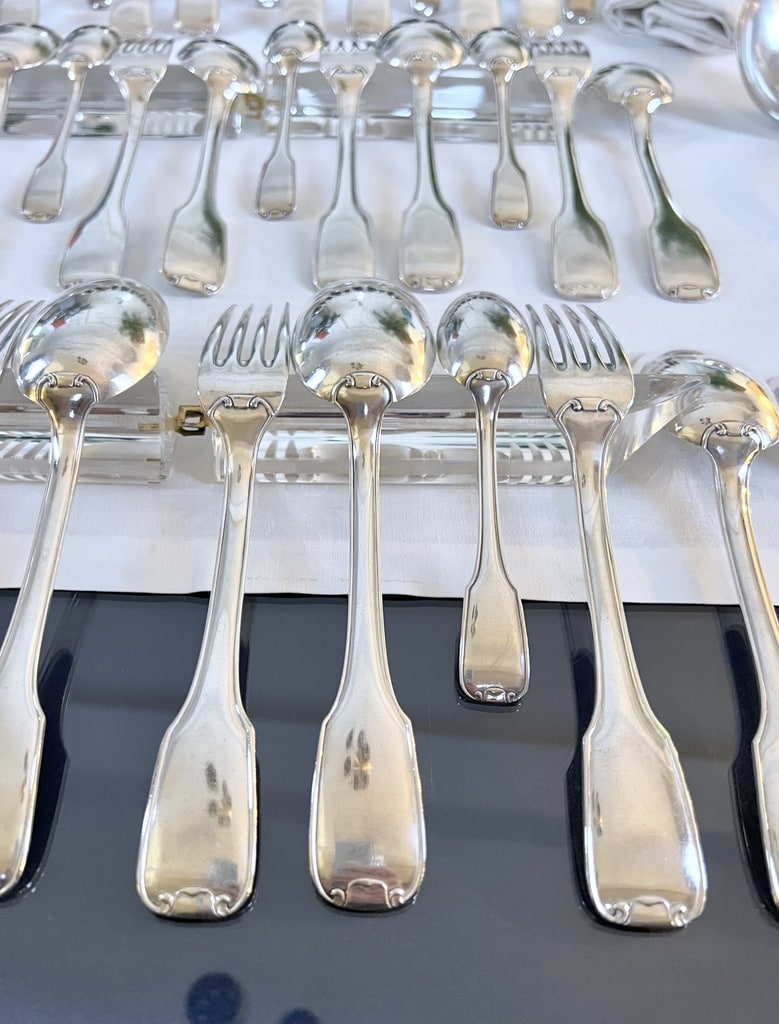 couverts-anciens-menagere-art-deco-cuilleres-fourchettes-louche-de-service-argenterie-vaisselle-vintage-antiquites-brocante